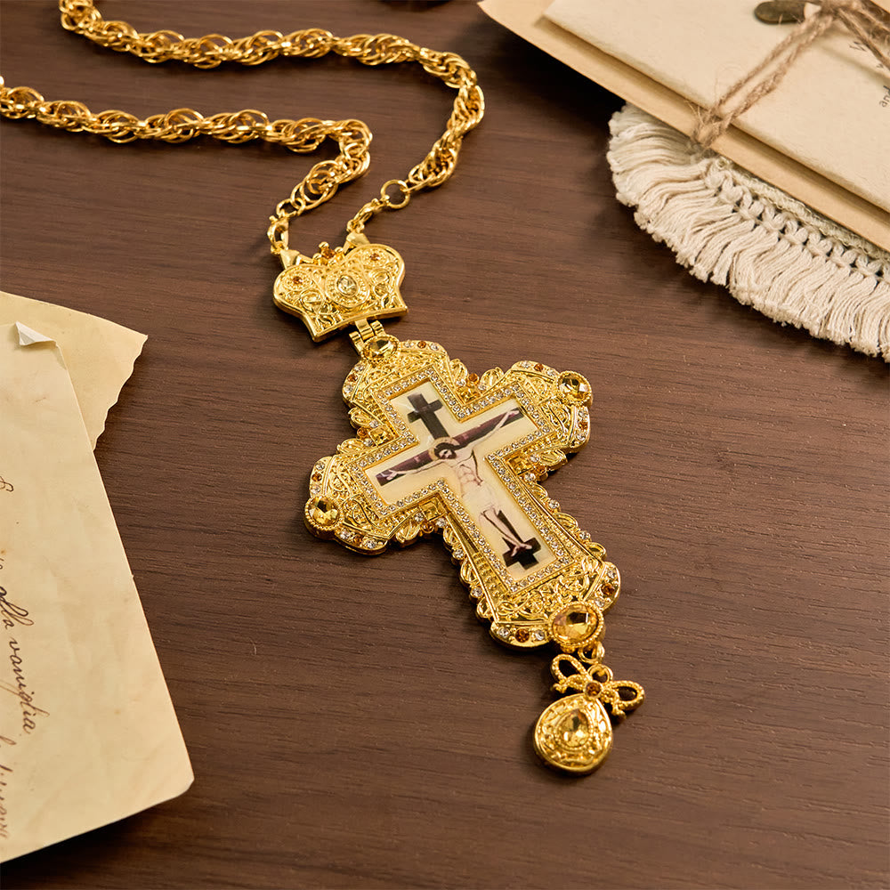 Collar con Crucifijo Pectoral Grande y Ornamentado con Acento de Corona: Un Símbolo de Majestad Sagrada y Redención