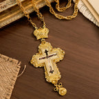 Collar con Crucifijo Pectoral Grande y Ornamentado con Acento de Corona: Un Símbolo de Majestad Sagrada y Redención
