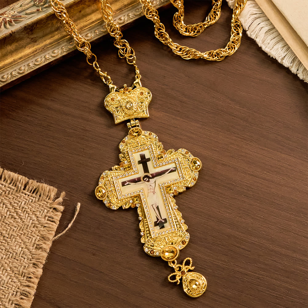 Collar con Crucifijo Pectoral Grande y Ornamentado con Acento de Corona: Un Símbolo de Majestad Sagrada y Redención