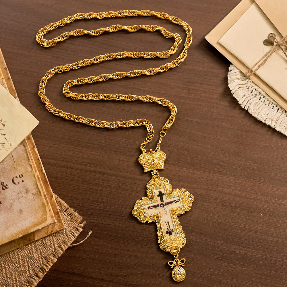 Collar con Crucifijo Pectoral Grande y Ornamentado con Acento de Corona: Un Símbolo de Majestad Sagrada y Redención
