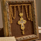 Collar con Crucifijo Pectoral Grande y Ornamentado con Acento de Corona: Un Símbolo de Majestad Sagrada y Redención