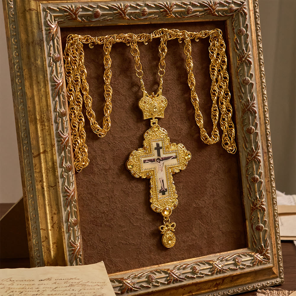 Collar con Crucifijo Pectoral Grande y Ornamentado con Acento de Corona: Un Símbolo de Majestad Sagrada y Redención