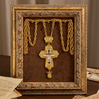 Collar con Crucifijo Pectoral Grande y Ornamentado con Acento de Corona: Un Símbolo de Majestad Sagrada y Redención