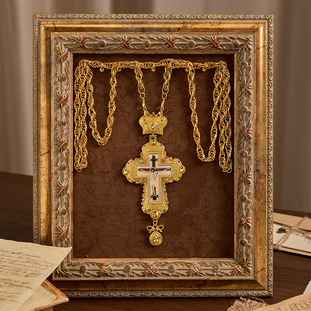 Collar con Crucifijo Pectoral Grande y Ornamentado con Acento de Corona: Un Símbolo de Majestad Sagrada y Redención