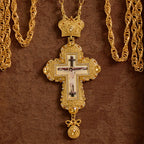 Collar con Crucifijo Pectoral Grande y Ornamentado con Acento de Corona: Un Símbolo de Majestad Sagrada y Redención