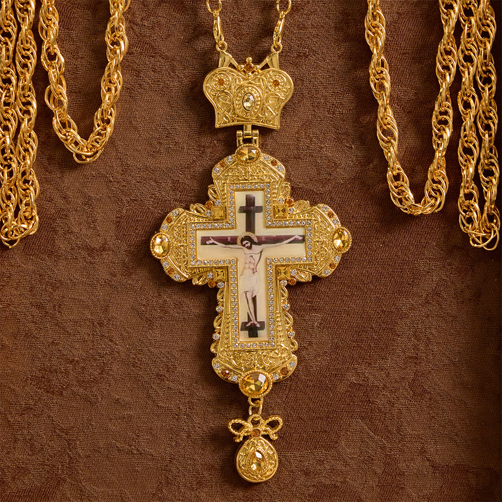 Collar con Crucifijo Pectoral Grande y Ornamentado con Acento de Corona: Un Símbolo de Majestad Sagrada y Redención