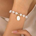 Pulsera de Cuentas Cruzadas de Acrílico Bicolor con Dije de Cruz Esmaltada: Un Vaso para la Fe Diaria Sagrada
