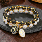 Pulsera de Cuentas Cruzadas de Acrílico Bicolor con Dije de Cruz Esmaltada: Un Vaso para la Fe Diaria Sagrada