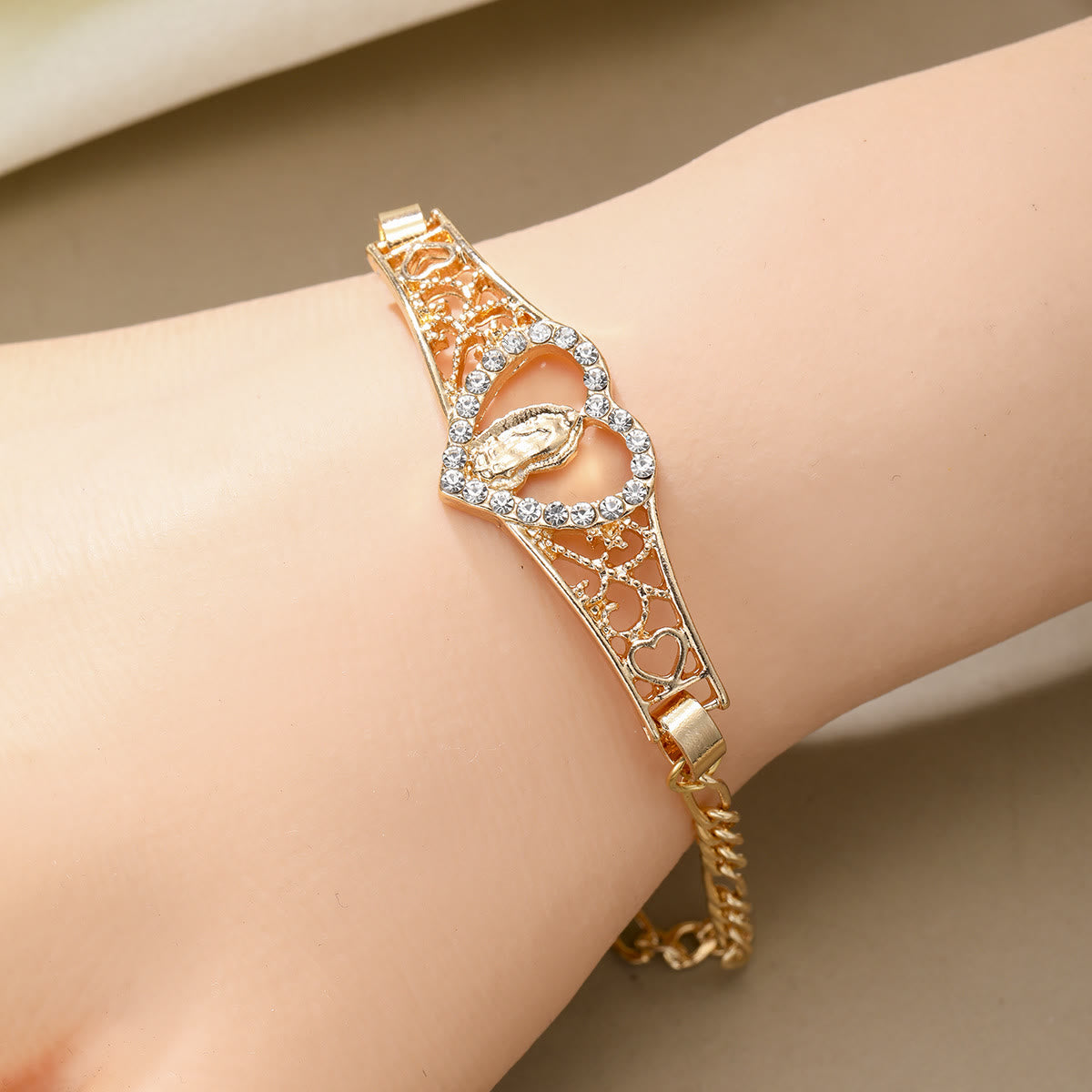 Pulsera de Filigrana de Oro de Nuestra Señora con Halo de Circonitas: Un Símbolo de Devoción Mariana y Gracia Divina