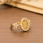 Anillo de Nuestra Señora Dorado con Doble Detalle Floral y Halo de Circonitas