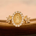 Anillo de Nuestra Señora Dorado con Doble Detalle Floral y Halo de Circonitas