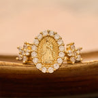 Anillo de Nuestra Señora Dorado con Doble Detalle Floral y Halo de Circonitas