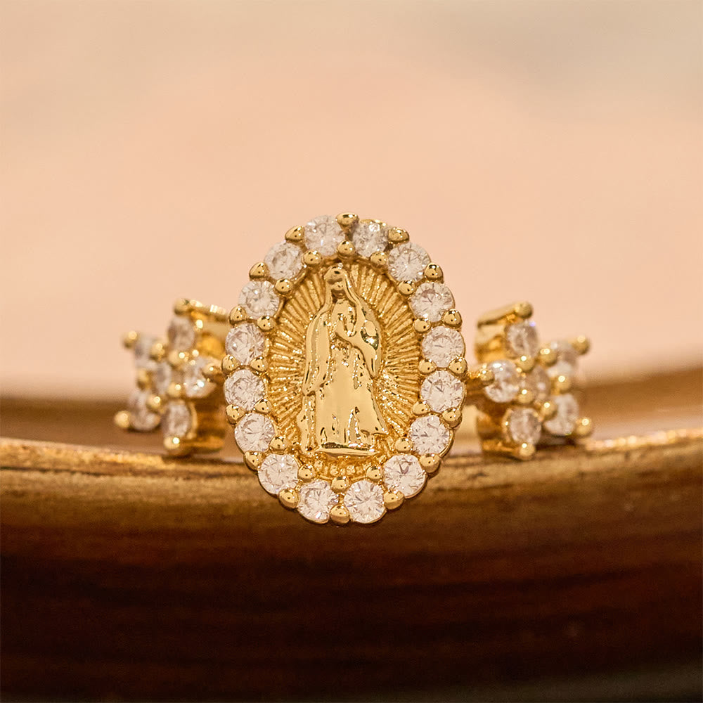 Anillo de Nuestra Señora Dorado con Doble Detalle Floral y Halo de Circonitas