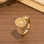 Anillo de Nuestra Señora Dorado con Doble Detalle Floral y Halo de Circonitas