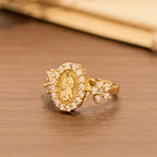 Anillo de Nuestra Señora Dorado con Doble Detalle Floral y Halo de Circonitas