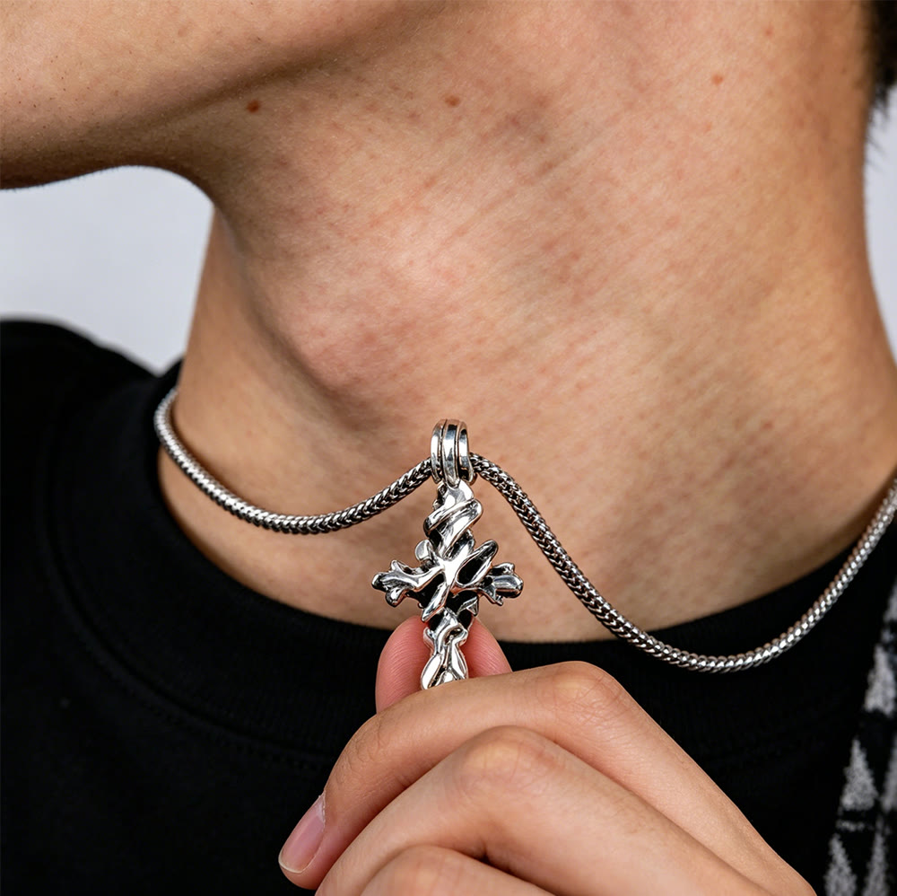 Collar Cruzado Vintage y Minimalista de Plata de Ley 925: Un Símbolo Atemporal de Devoción Espiritual