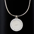 Collar con versículo de manos orando enmarcadas en circonita: Emblema de la humildad divina