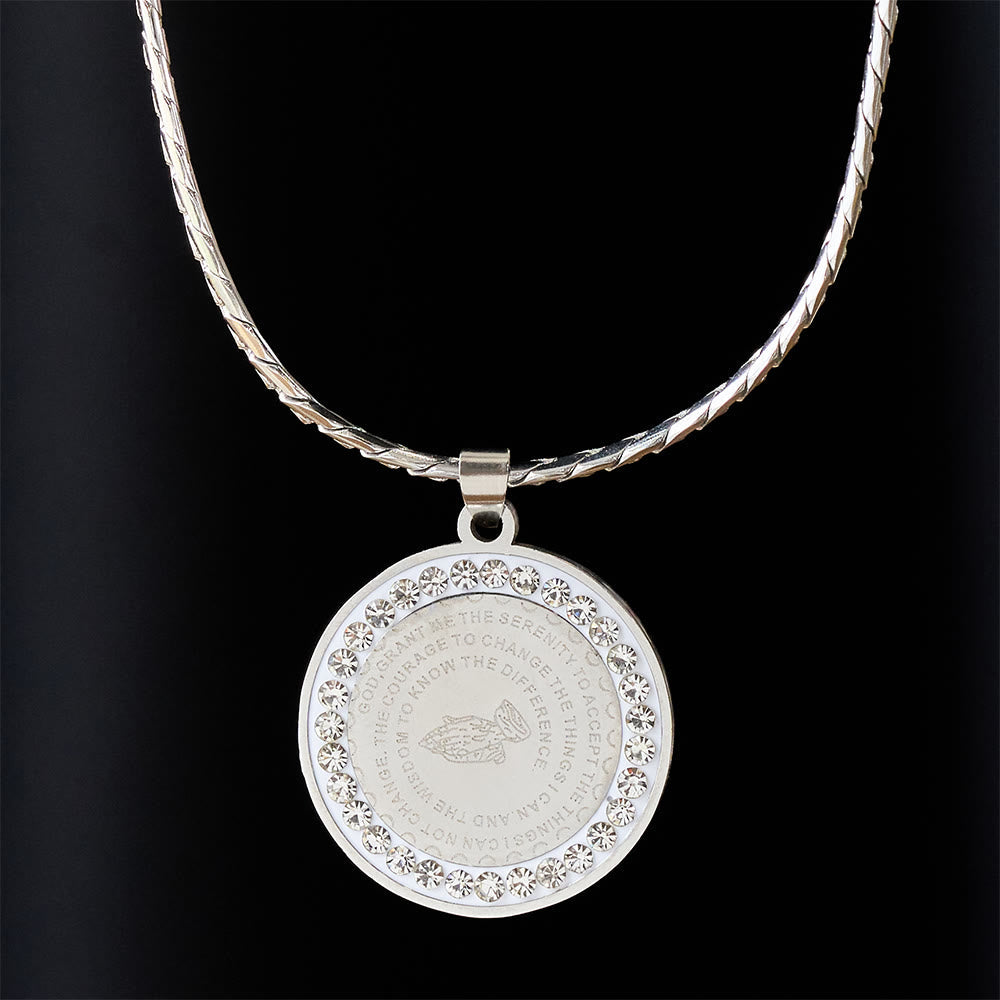 Collar con versículo de manos orando enmarcadas en circonita: Emblema de la humildad divina