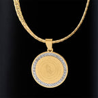Collar con versículo de manos orando enmarcadas en circonita: Emblema de la humildad divina