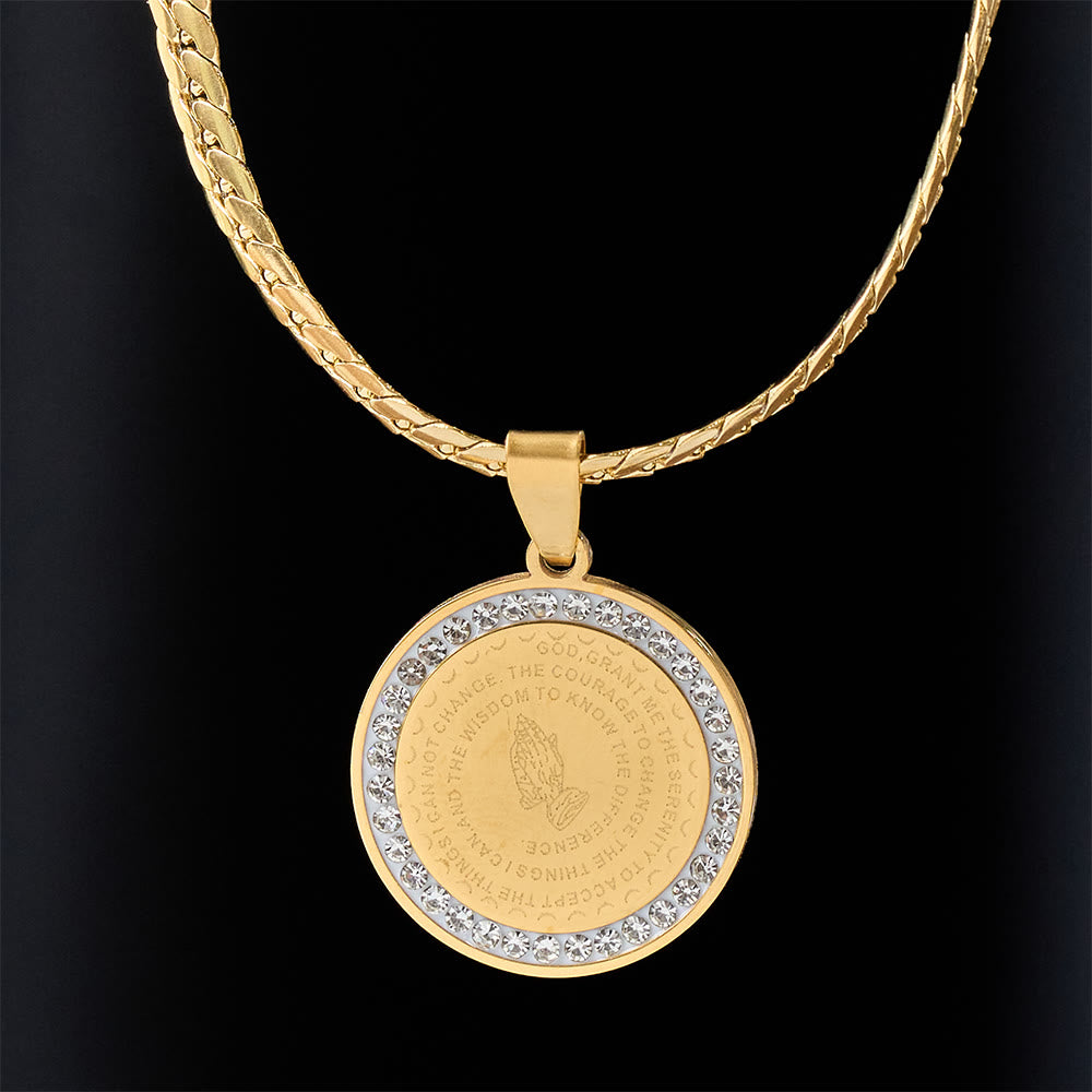 Collar con versículo de manos orando enmarcadas en circonita: Emblema de la humildad divina