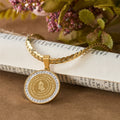 Collar con versículo de manos orando enmarcadas en circonita: Emblema de la humildad divina