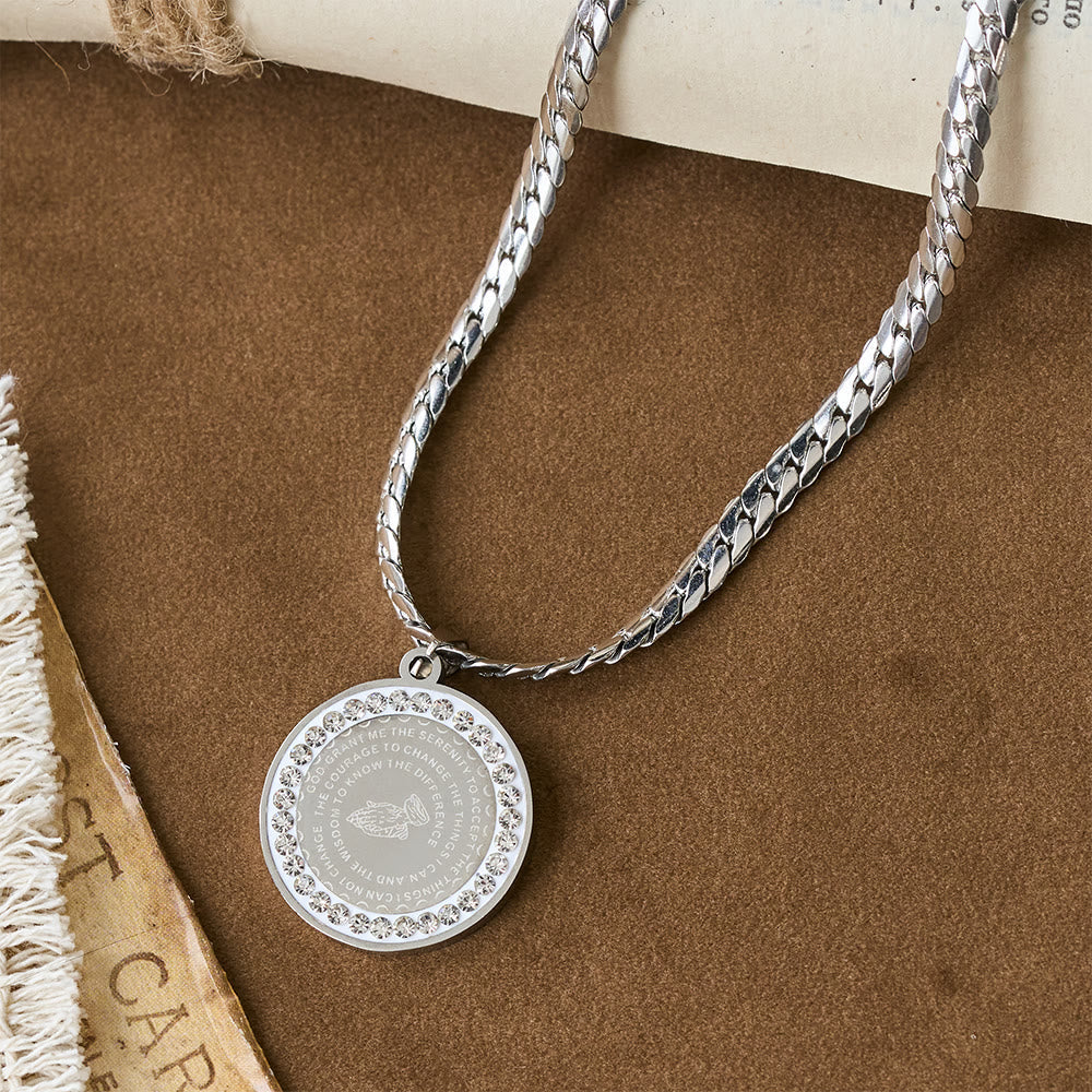 Collar con versículo de manos orando enmarcadas en circonita: Emblema de la humildad divina