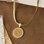 Collar con versículo de manos orando enmarcadas en circonita: Emblema de la humildad divina