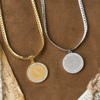Collar con versículo de manos orando enmarcadas en circonita: Emblema de la humildad divina
