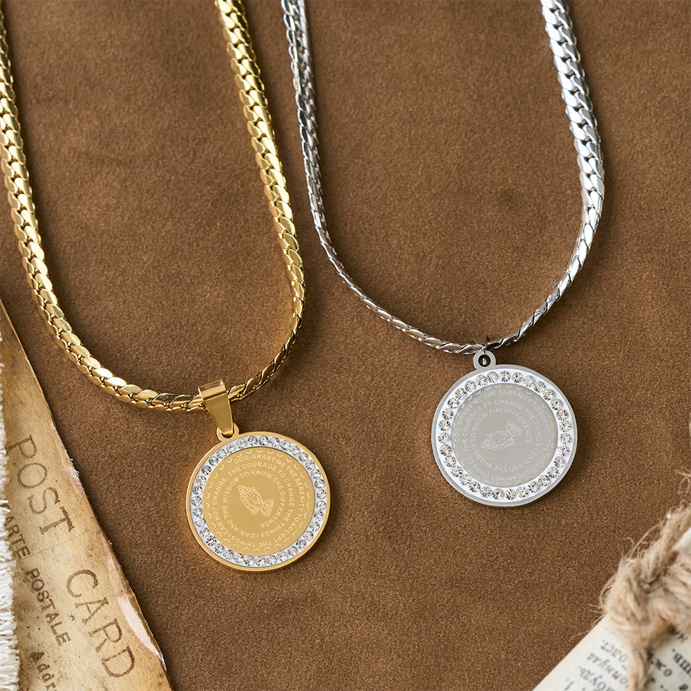 Collar con versículo de manos orando enmarcadas en circonita: Emblema de la humildad divina