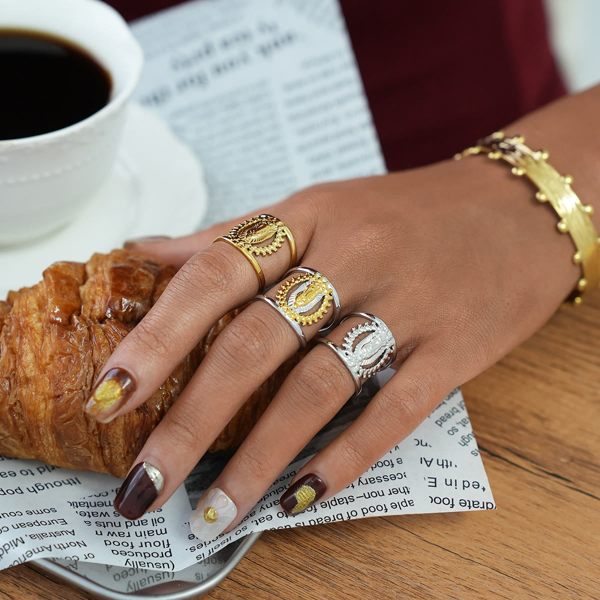 Anillo de banda de Nuestra Señora con marco hueco tricolor: un símbolo de luz divina y devoción