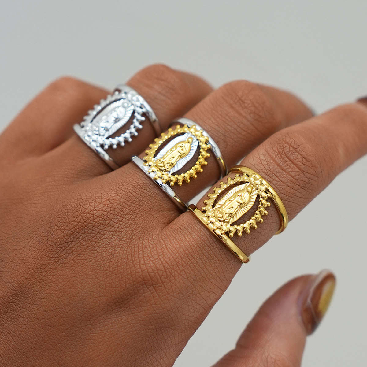 Anillo de banda de Nuestra Señora con marco hueco tricolor: un símbolo de luz divina y devoción
