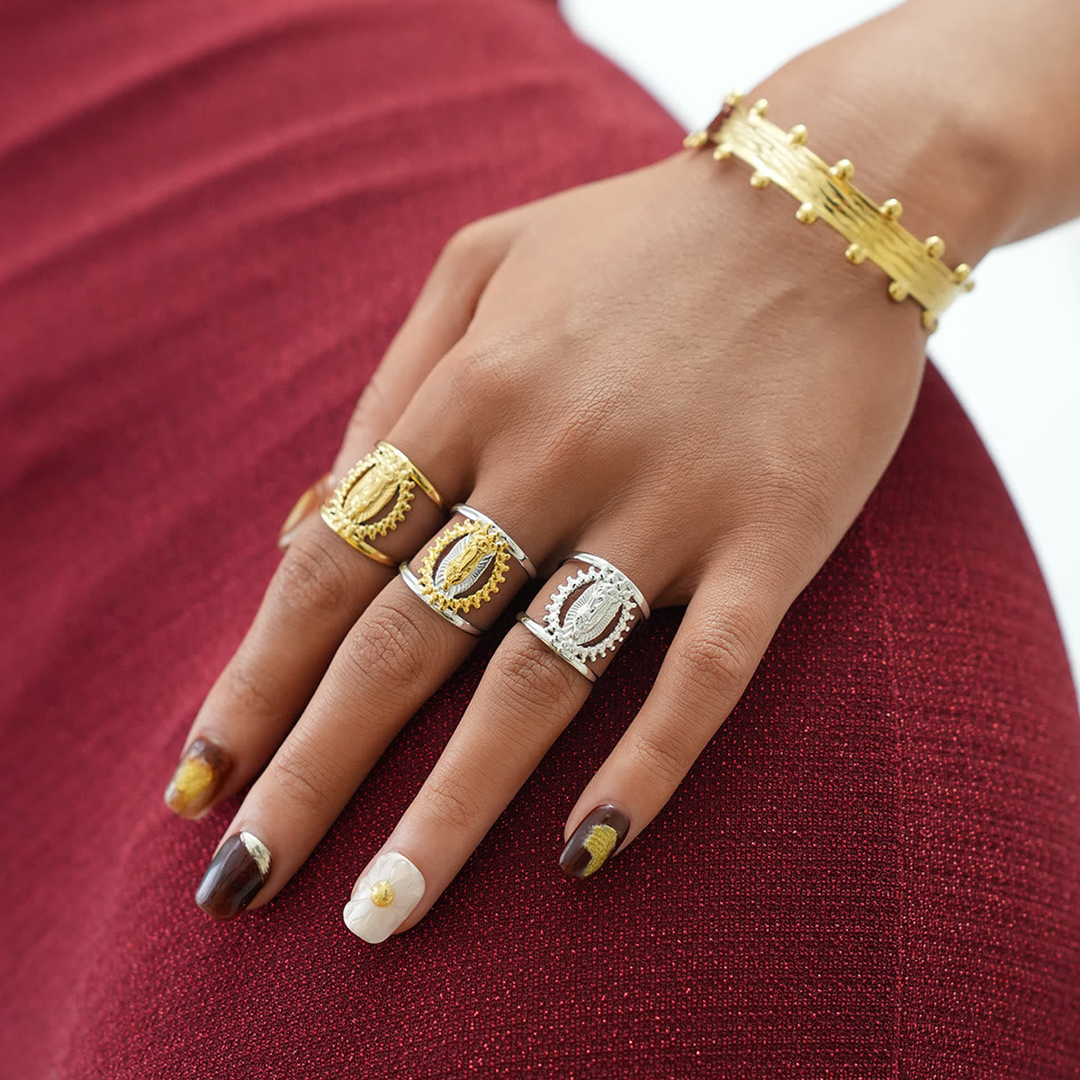 Anillo de banda de Nuestra Señora con marco hueco tricolor: un símbolo de luz divina y devoción