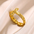 Anillo ajustable atemporal de la devoción con cruz grabada