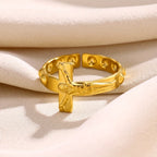Anillo ajustable atemporal de la devoción con cruz grabada