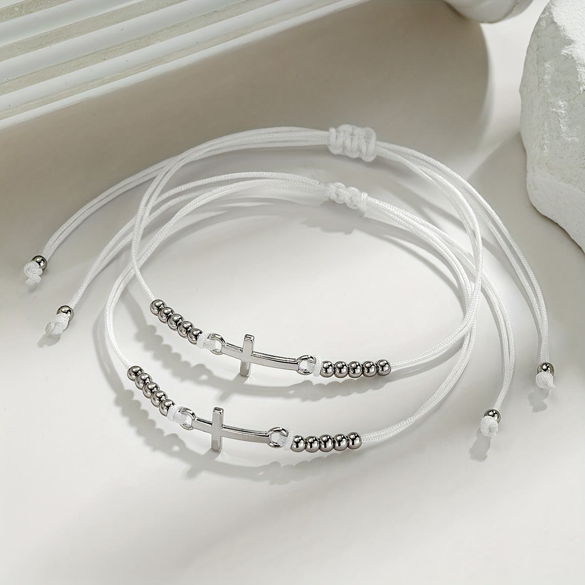 Pulsera con cuentas de cruz intrincada: tejida con fe, gracia y amor inquebrantable