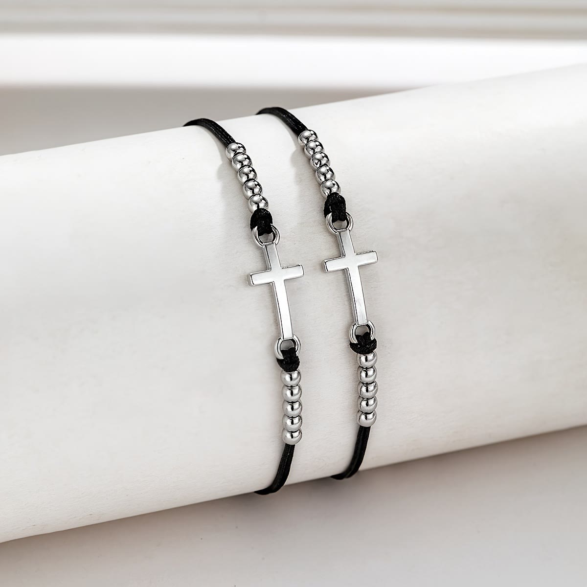 Pulsera con cuentas de cruz intrincada: tejida con fe, gracia y amor inquebrantable