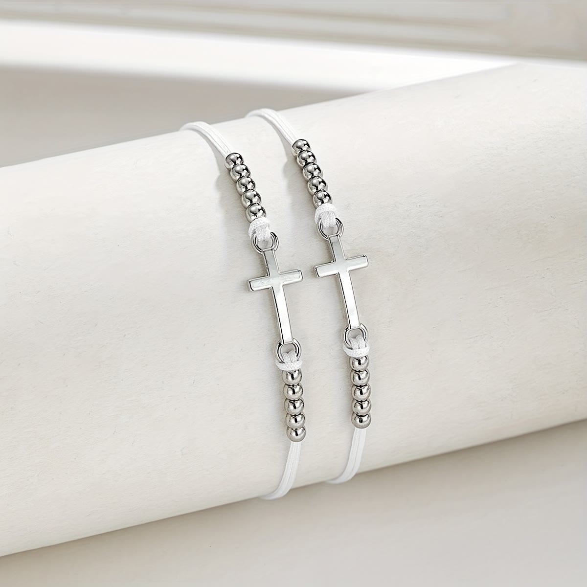 Pulsera con cuentas de cruz intrincada: tejida con fe, gracia y amor inquebrantable
