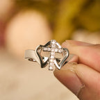 Anillo Cruz Intrincado Corazones Gemelos: Emblema de Fuerza Espiritual y Fe Inquebrantable