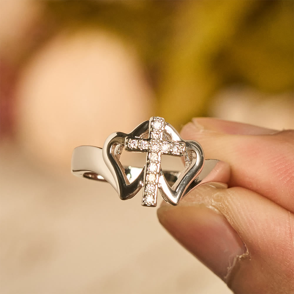 Anillo Cruz Intrincado Corazones Gemelos: Emblema de Fuerza Espiritual y Fe Inquebrantable