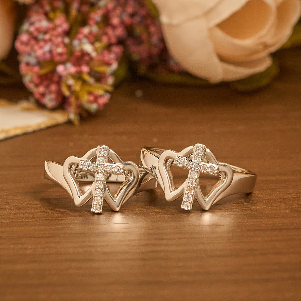 Anillo Cruz Intrincado Corazones Gemelos: Emblema de Fuerza Espiritual y Fe Inquebrantable