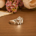 Anillo Cruz Intrincado Corazones Gemelos: Emblema de Fuerza Espiritual y Fe Inquebrantable