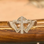 Anillo Cruz Intrincado Corazones Gemelos: Emblema de Fuerza Espiritual y Fe Inquebrantable