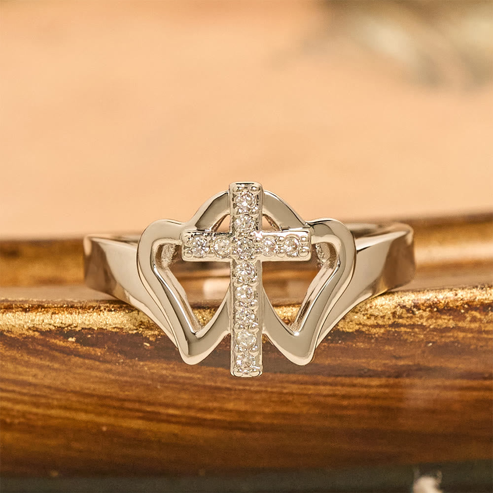 Anillo Cruz Intrincado Corazones Gemelos: Emblema de Fuerza Espiritual y Fe Inquebrantable