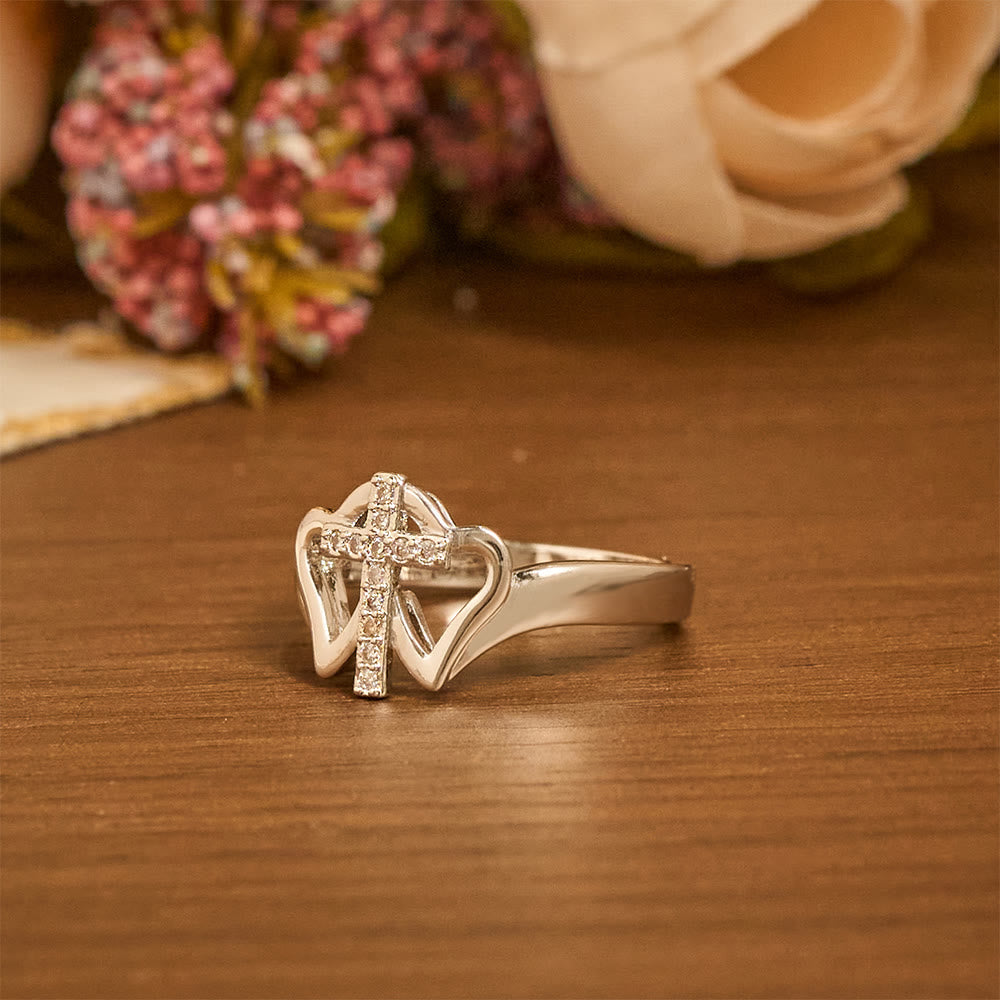 Anillo Cruz Intrincado Corazones Gemelos: Emblema de Fuerza Espiritual y Fe Inquebrantable