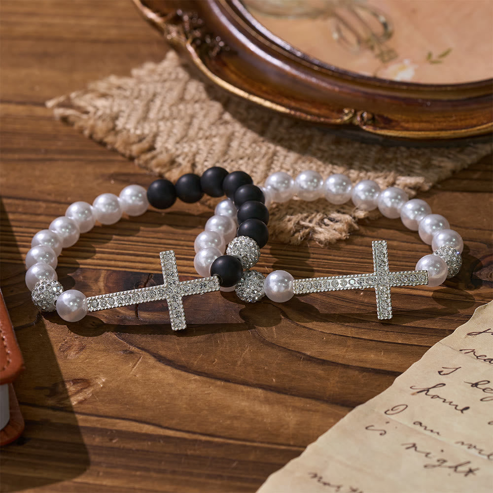 Set de pulseras de cruz de dos piezas de cuentas blancas y cuentas negras mate: Emblema de pureza divina y redención