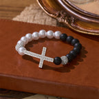 Set de pulseras de cruz de dos piezas de cuentas blancas y cuentas negras mate: Emblema de pureza divina y redención
