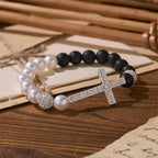Set de pulseras de cruz de dos piezas de cuentas blancas y cuentas negras mate: Emblema de pureza divina y redención