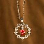 Collar bicolor con el Sagrado Corazón rodeado de espinas: Emblema del amor divino