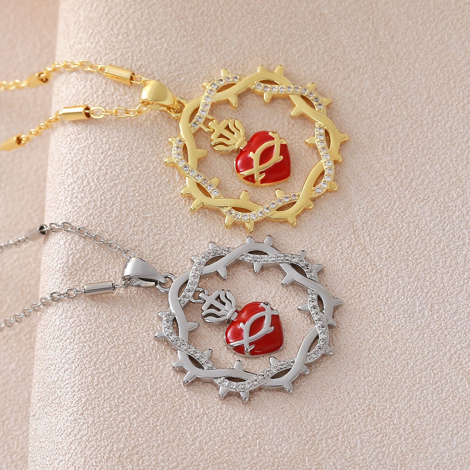 Collar bicolor con el Sagrado Corazón rodeado de espinas: Emblema del amor divino