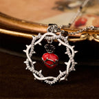 Collar bicolor con el Sagrado Corazón rodeado de espinas: Emblema del amor divino
